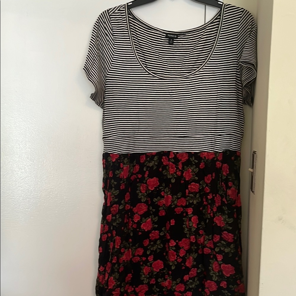 TORRID Black White Striped Floral Dress with Pockets Size 2 / 2x - Short Sleeve